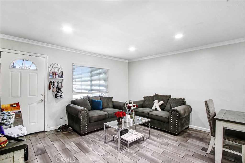 8426 Greenpoint Avenue Riverside, CA 92503 - Photo 5 of 24 Ample Living Room