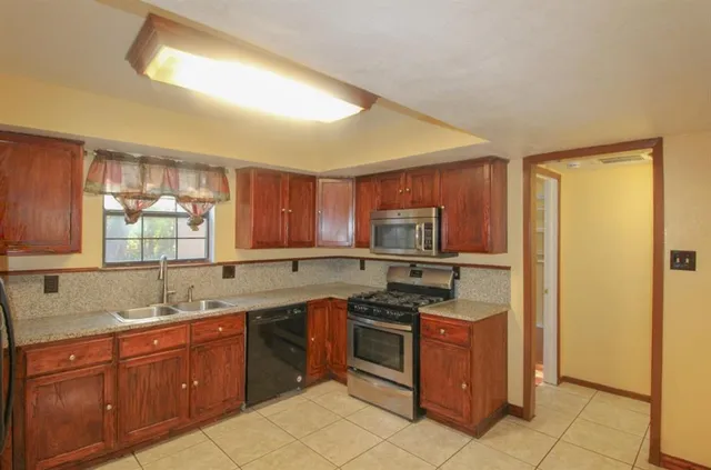 $279,900 | 1521 West Springcrest Circle, Lancaster, TX 75134