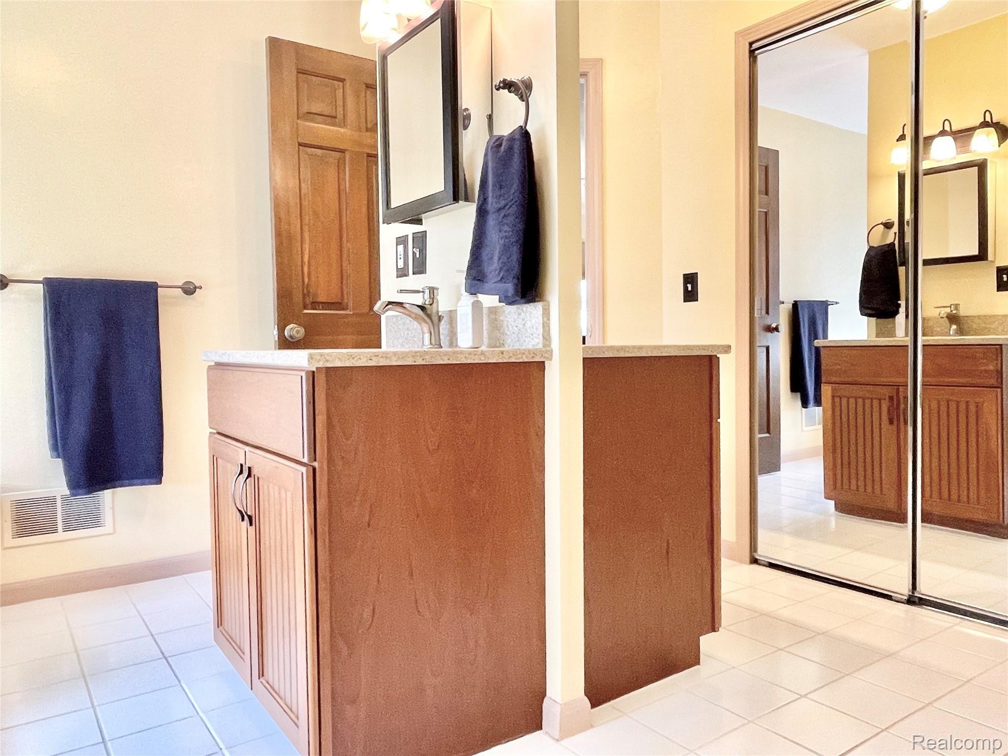 5246 Aintree Road Rochester, MI 48306 - Photo 28 of 60 Back-to-back vanities plus large closet in primary bath
