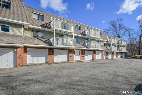 $184,900 | 168 Churchill Drive, Unit 168, Newington, CT 06111