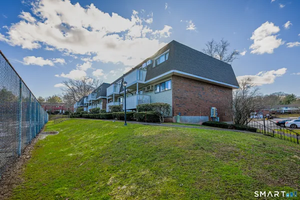 $184,900 | 168 Churchill Drive, Unit 168, Newington, CT 06111