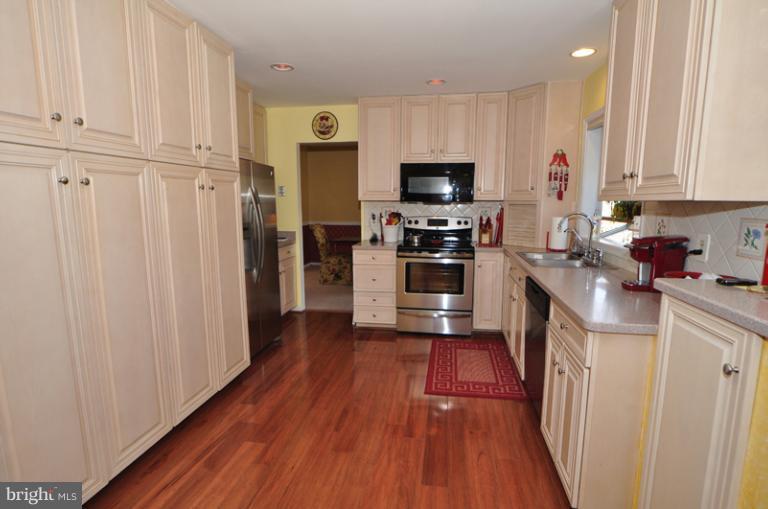 13380 Point Rider Lane Herndon, VA 20171 - Photo 10 of 30 Kitchen