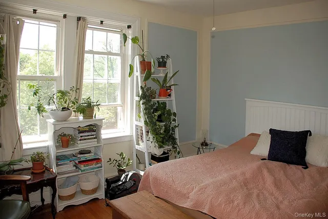 a view of a livingroom with furniture