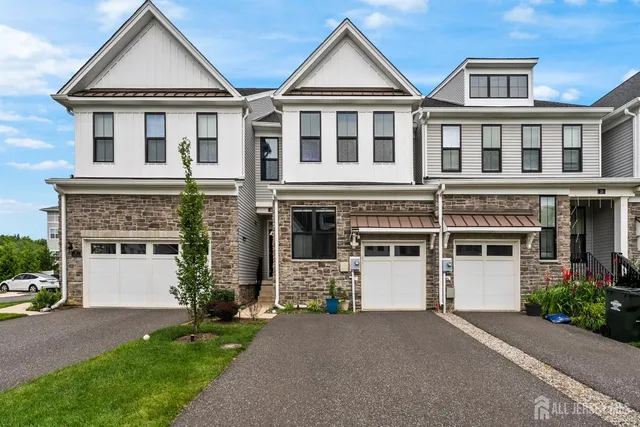 a view of a house with backyard and garden