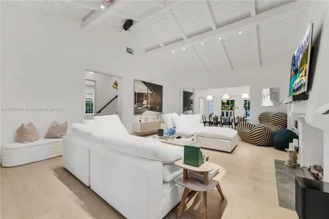 $2,995,000 | 3747 Royal Palm Avenue, Miami Beach, FL 33140