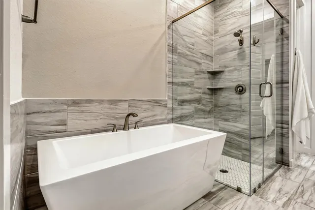 a en suite bathroom with double sink and a large mirror