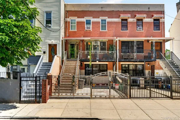 $899,999 | 828 Tinton Avenue | Woodstock