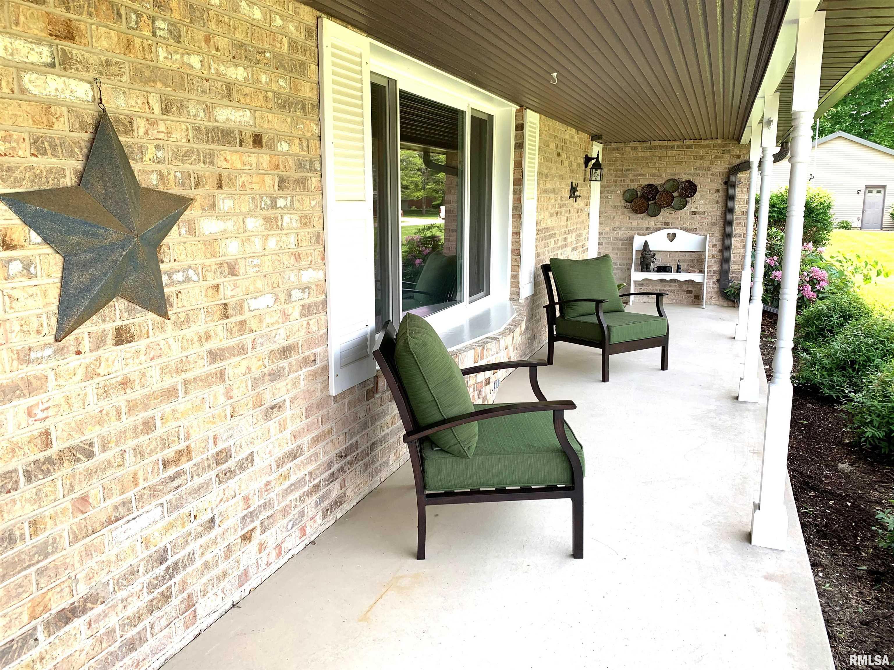 120 Roanoke Drive Rochester, IL 62563 - Photo 2 of 33 Gallery Image 2