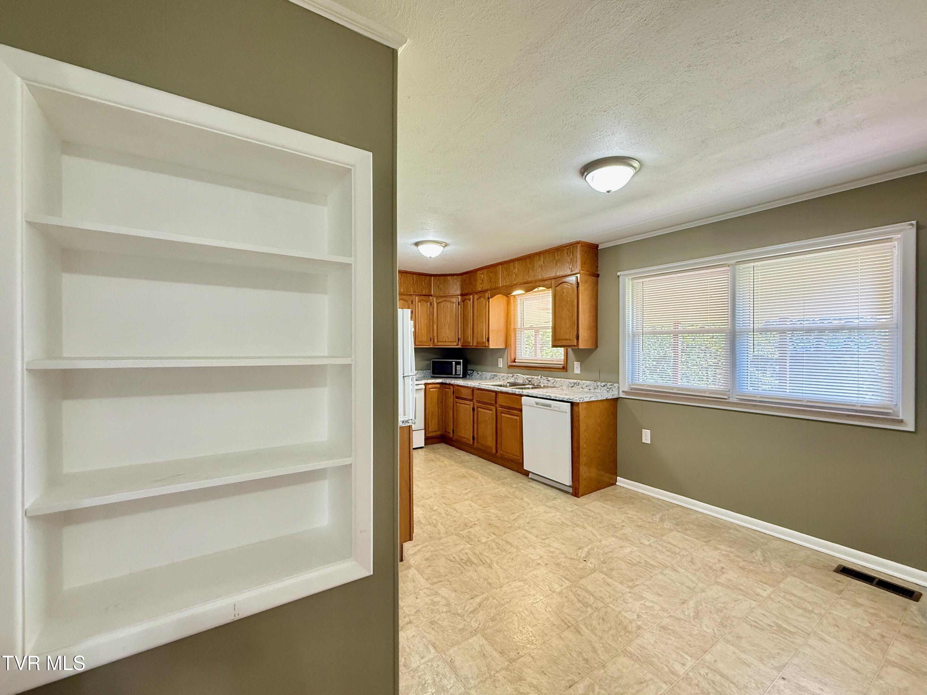616 East Barton Ridge Road Greeneville, TN 37745 - Photo 5 of 39 5