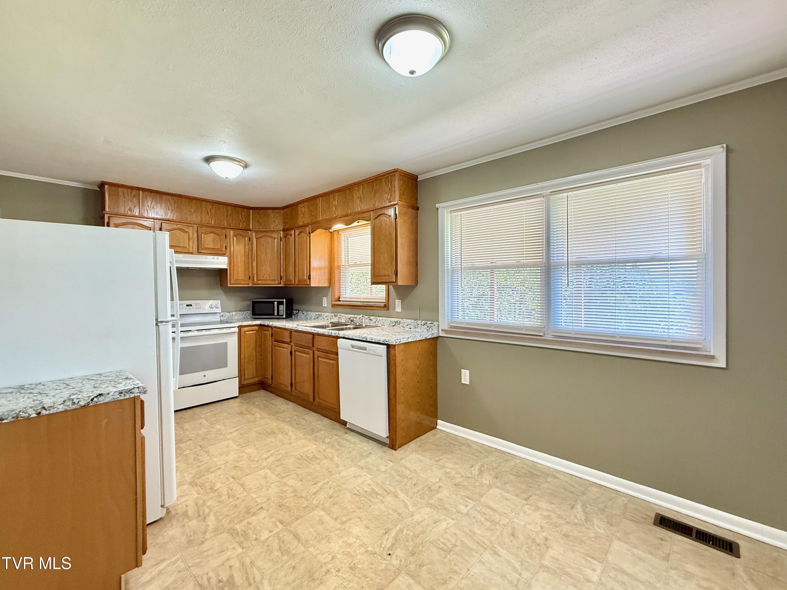 616 East Barton Ridge Road Greeneville, TN 37745 - Photo 6 of 39 6