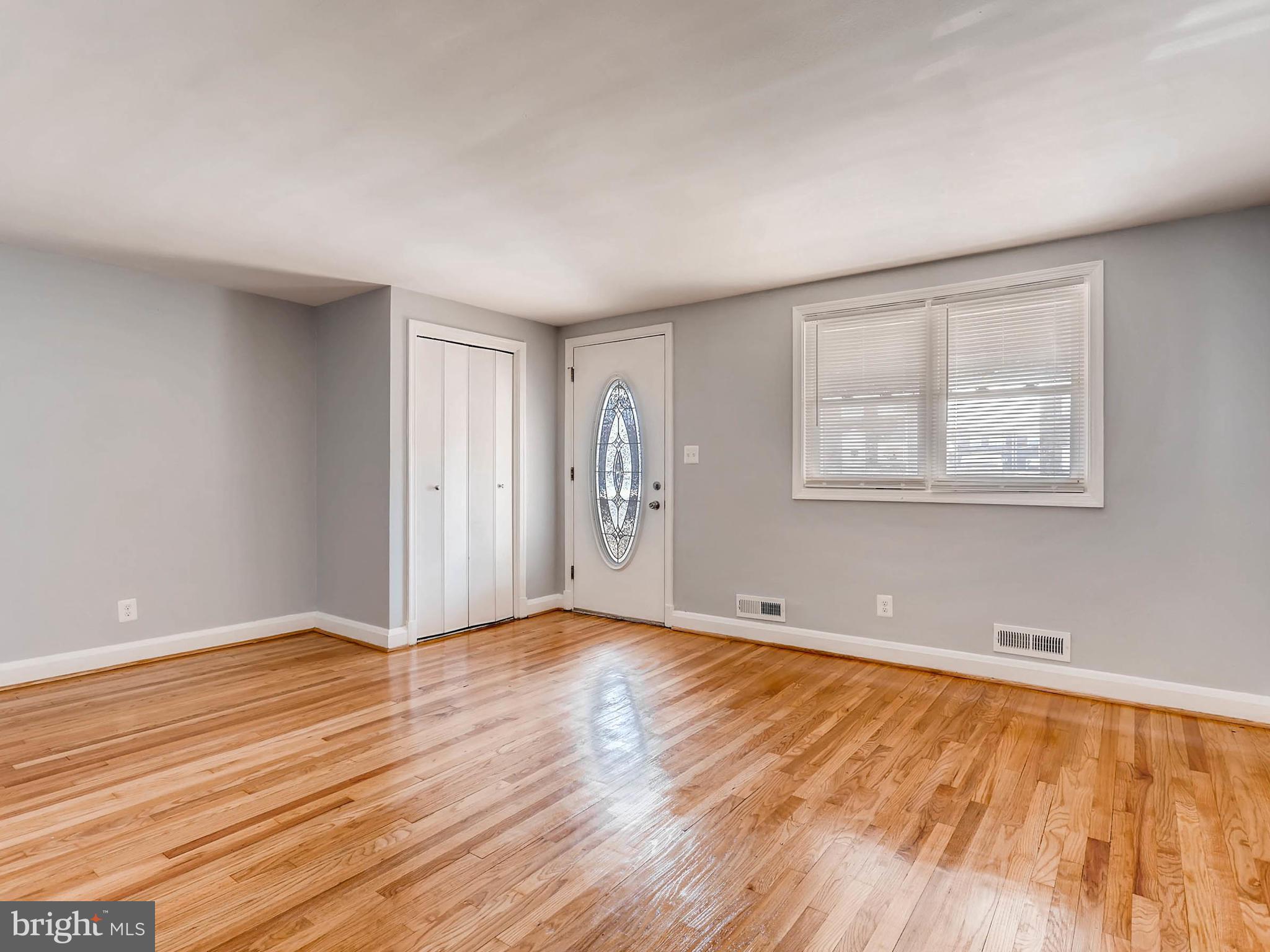 7884 Harold Road Baltimore, MD 21222 - Photo 8 of 30 Living Room