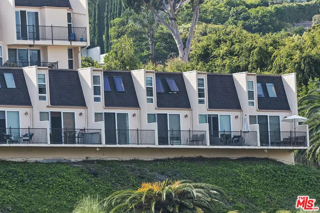 a view of house with a yard