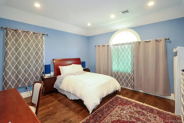 $9,300 | 10 Woodbourne Road, Great Neck, NY 11023