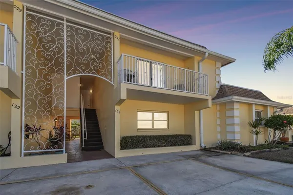 $1,400 | 610 Indian Rocks Road North, Unit 121, Belleair Bluffs, FL 33770