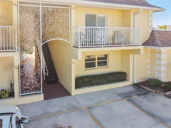 $1,400 | 610 Indian Rocks Road North, Unit 121, Belleair Bluffs, FL 33770