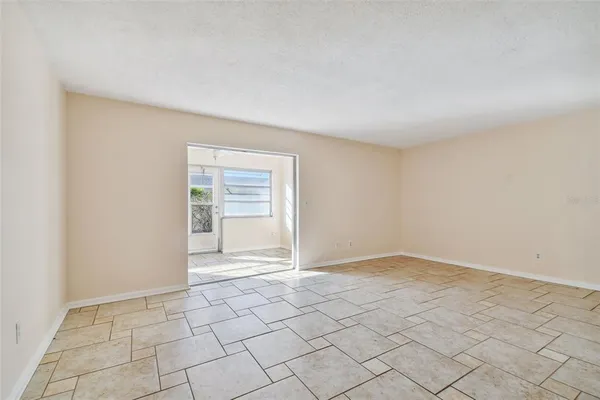 $1,400 | 610 Indian Rocks Road North, Unit 121, Belleair Bluffs, FL 33770