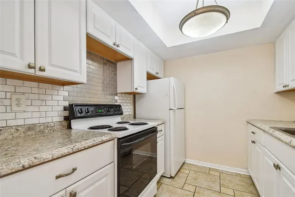 $1,400 | 610 Indian Rocks Road North, Unit 121, Belleair Bluffs, FL 33770