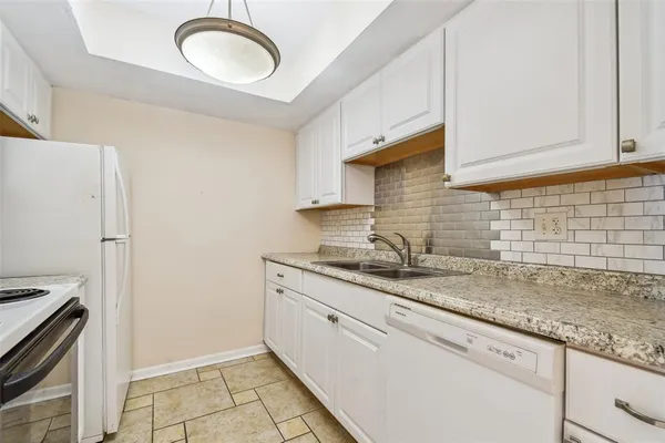 $1,400 | 610 Indian Rocks Road North, Unit 121, Belleair Bluffs, FL 33770