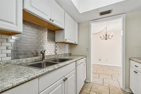 $1,400 | 610 Indian Rocks Road North, Unit 121, Belleair Bluffs, FL 33770