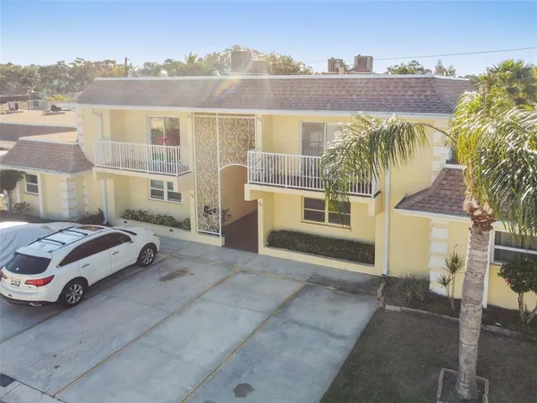 $1,400 | 610 Indian Rocks Road North, Unit 121, Belleair Bluffs, FL 33770