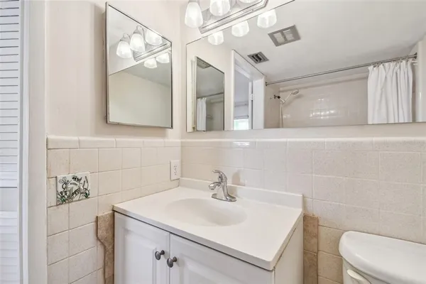 $1,400 | 610 Indian Rocks Road North, Unit 121, Belleair Bluffs, FL 33770