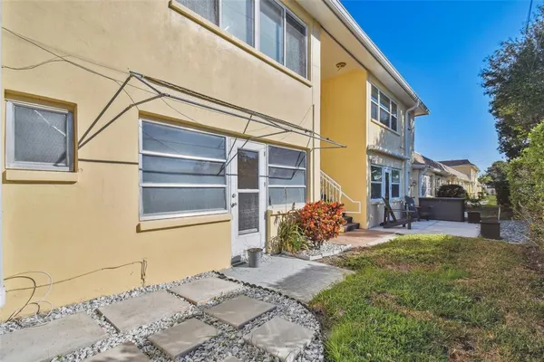 $1,400 | 610 Indian Rocks Road North, Unit 121, Belleair Bluffs, FL 33770