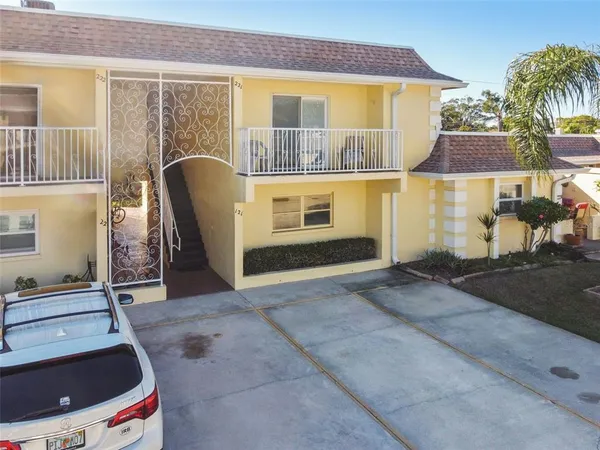 $1,400 | 610 Indian Rocks Road North, Unit 121, Belleair Bluffs, FL 33770