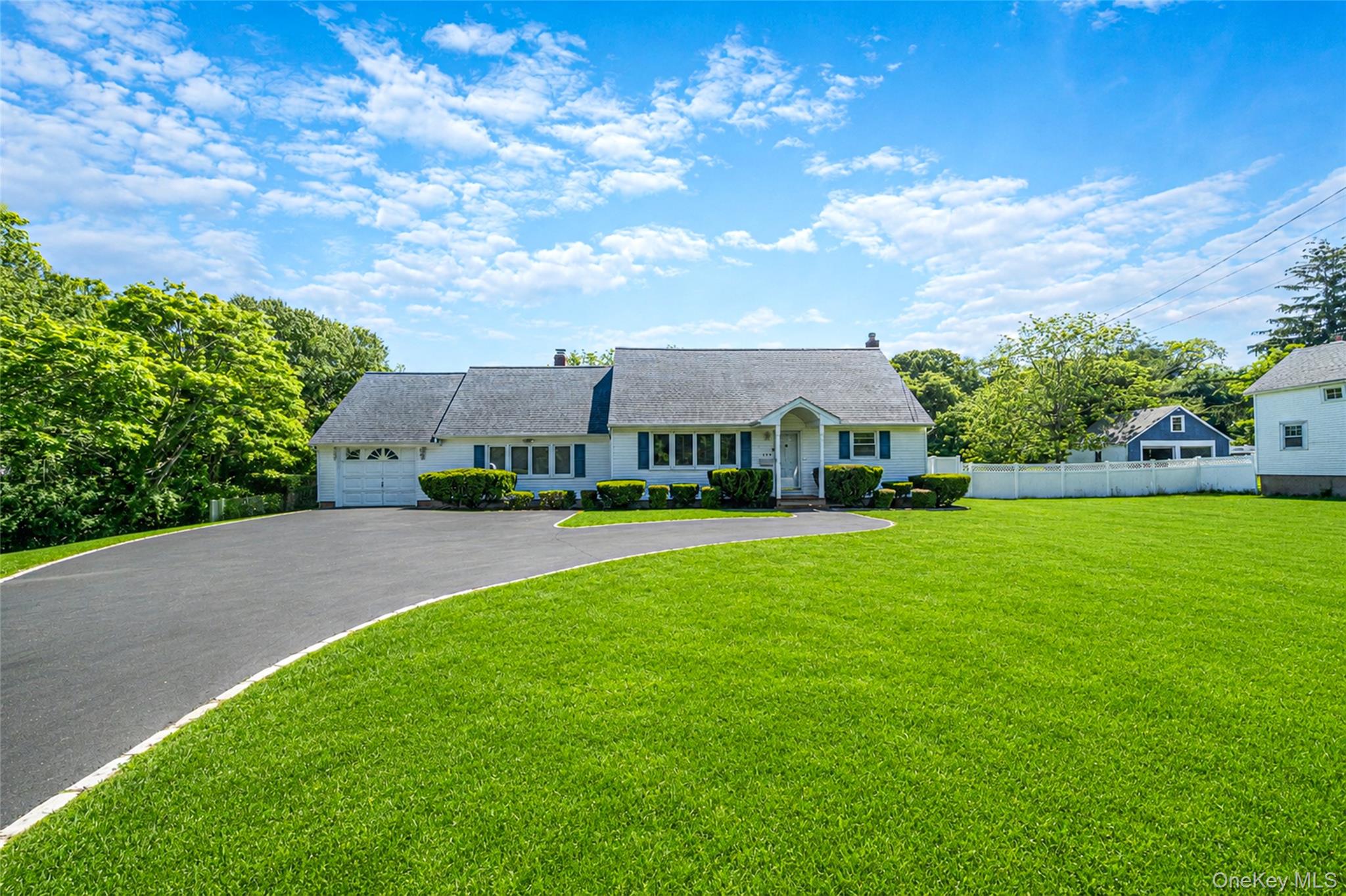 376 South Country Road East Patchogue, NY 11772 - Photo 4 of 36