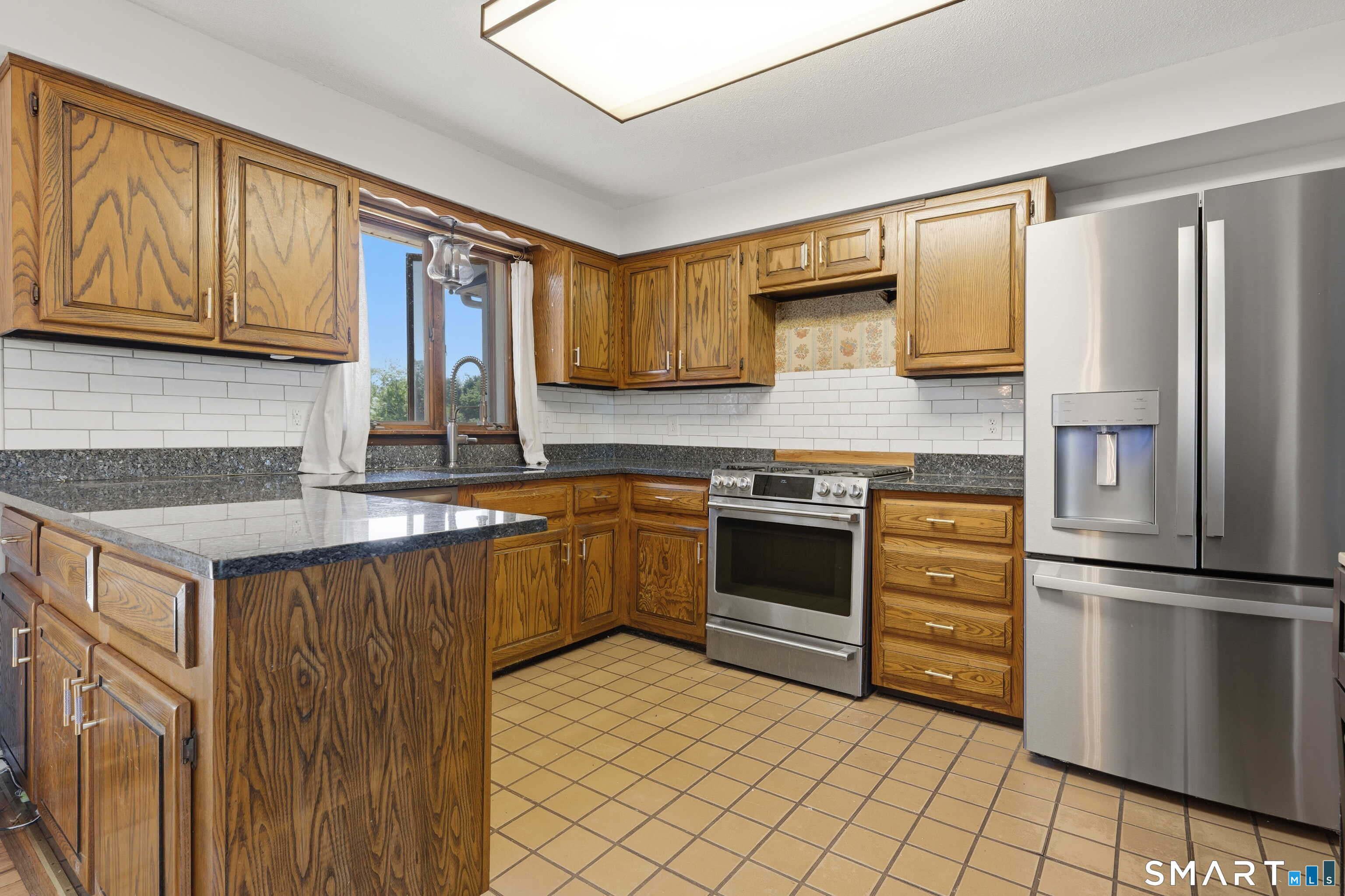 699 Selbys Pond Road Stratford, CT 06615 - Photo 9 of 31