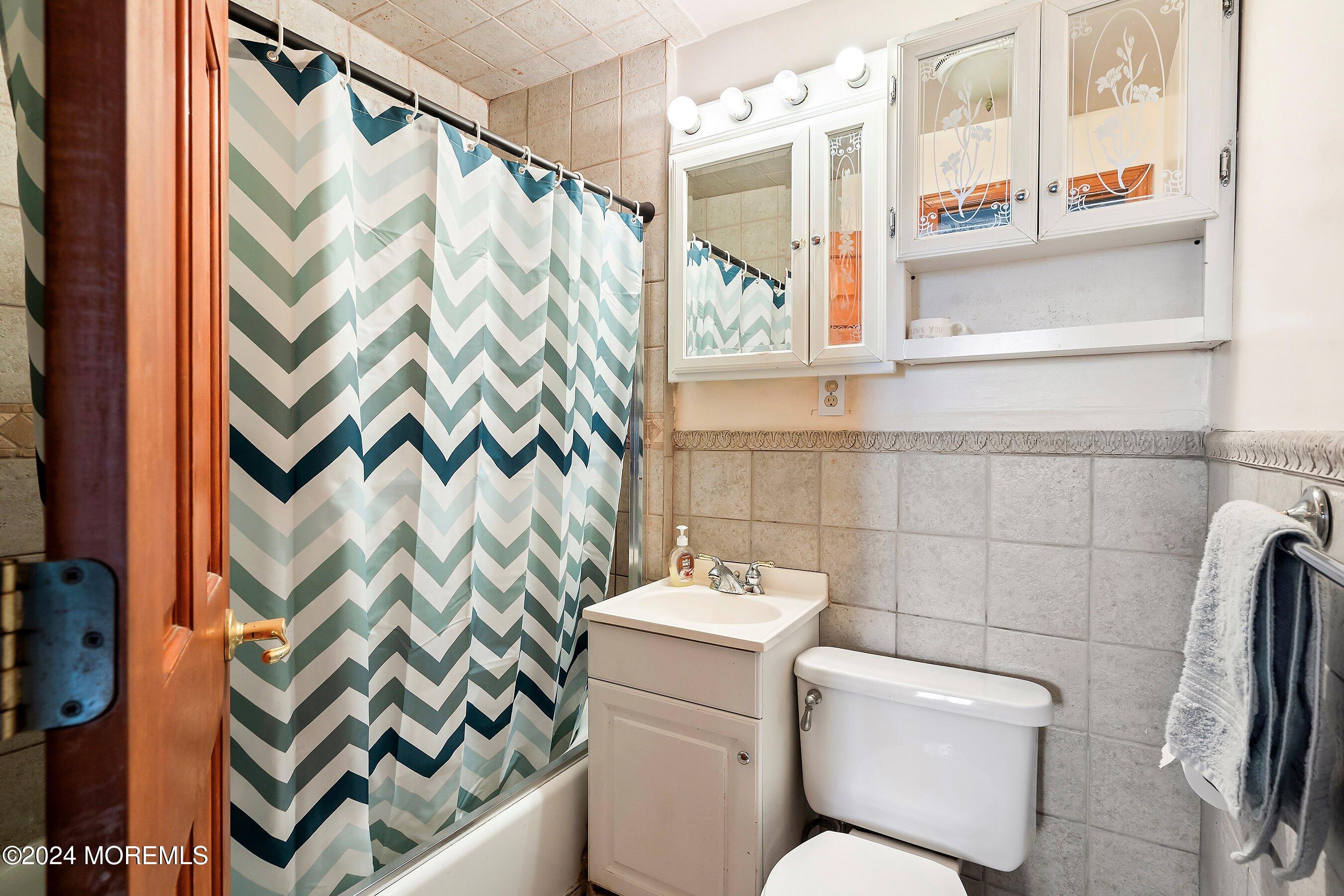 170 Cherry Quay Road Brick, NJ 08723 - Photo 16 of 28 a bathroom with a toilet and a shower curtain