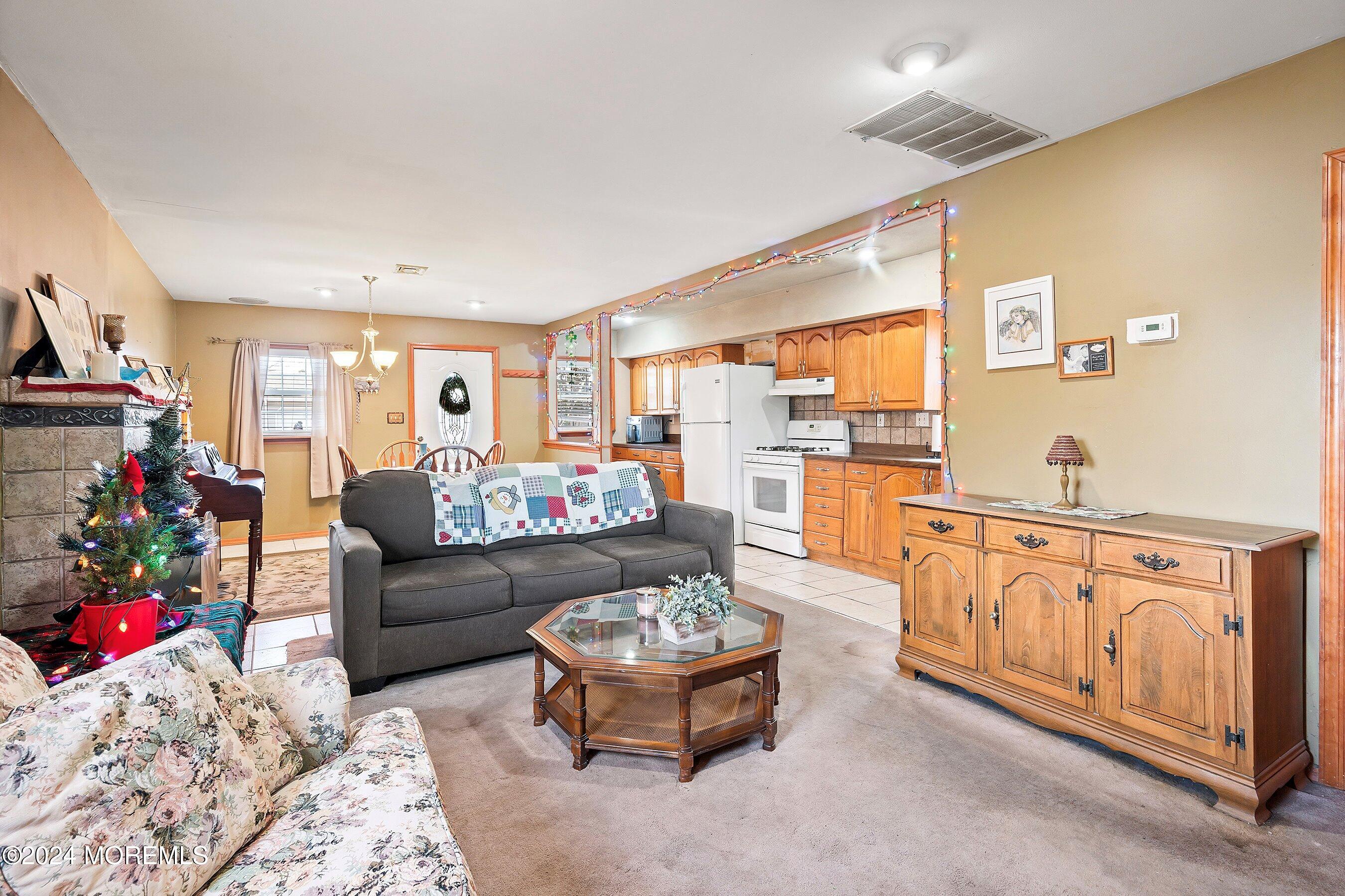 170 Cherry Quay Road Brick, NJ 08723 - Photo 19 of 28 a living room with furniture and a dining table