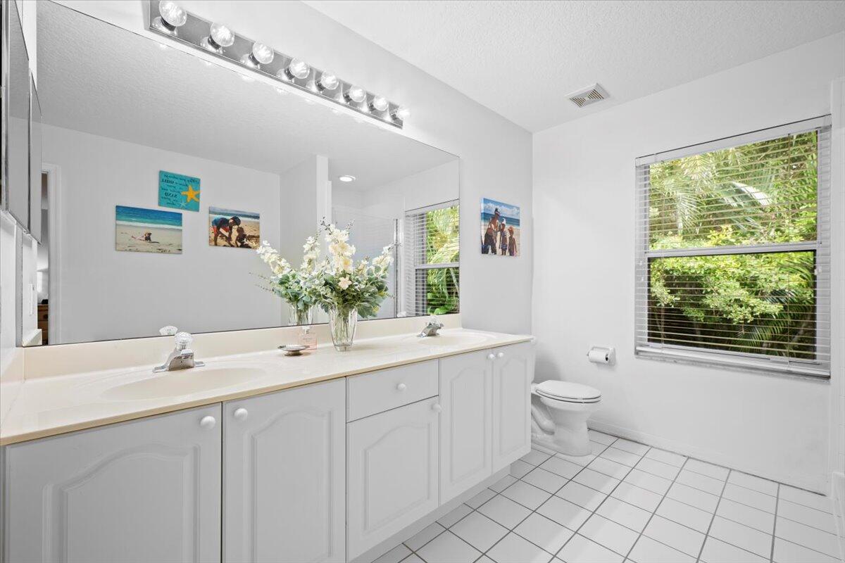 1047 Via Jardin Riviera Beach, FL 33418 - Photo 15 of 37 18-LUX_3363