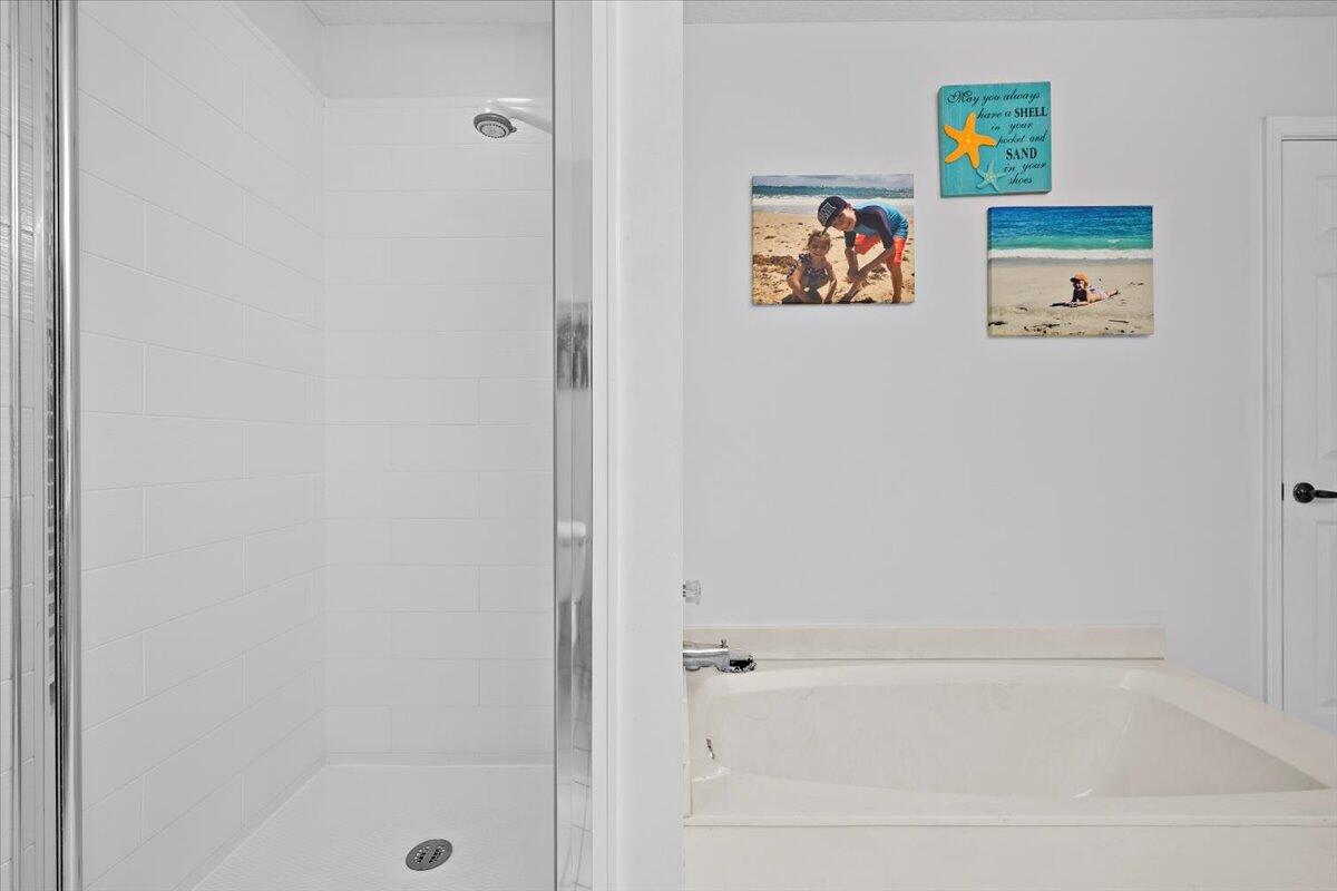 1047 Via Jardin Riviera Beach, FL 33418 - Photo 16 of 37 19-LUX_3378