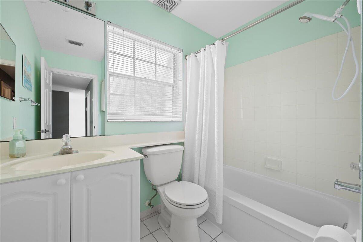 1047 Via Jardin Riviera Beach, FL 33418 - Photo 19 of 37 22-LUX_3398