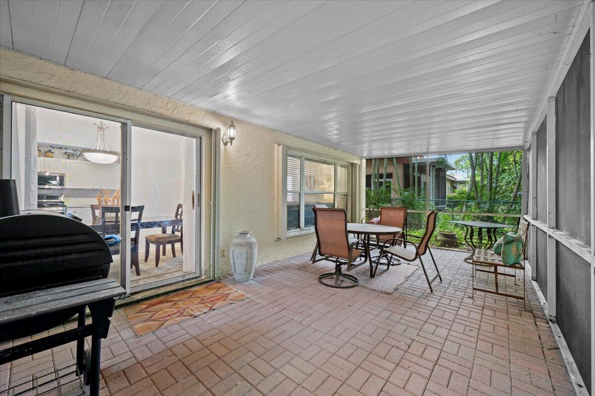 1047 Via Jardin Riviera Beach, FL 33418 - Photo 22 of 37 25-LUX_3438