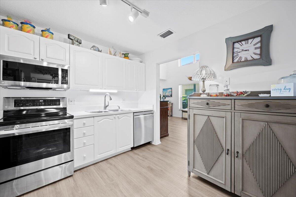 1047 Via Jardin Riviera Beach, FL 33418 - Photo 10 of 37 13-LUX_3323