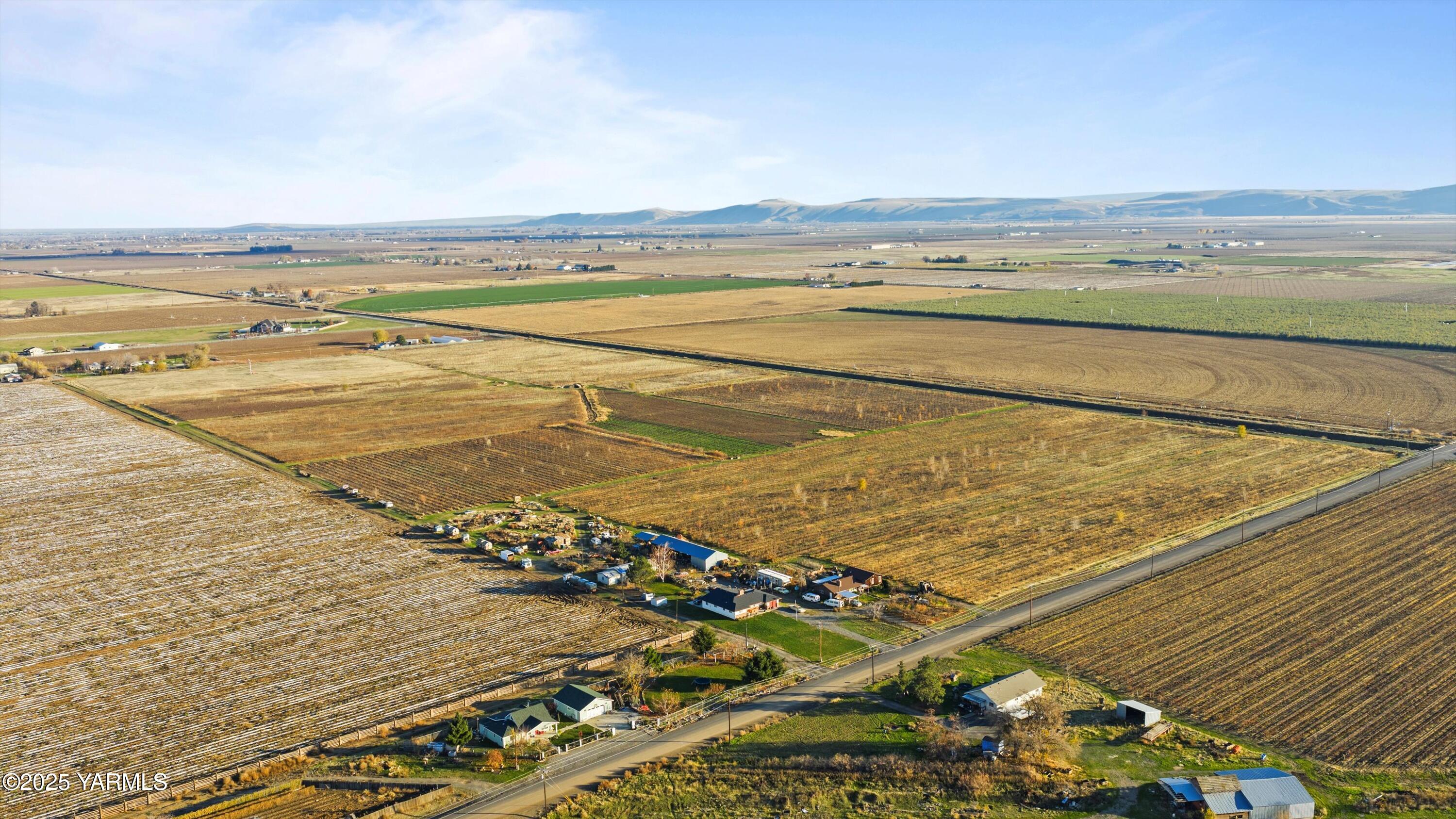 6263 Ashue Road Wapato, WA 98951 - Photo 4 of 9 a view of an ocean and beach