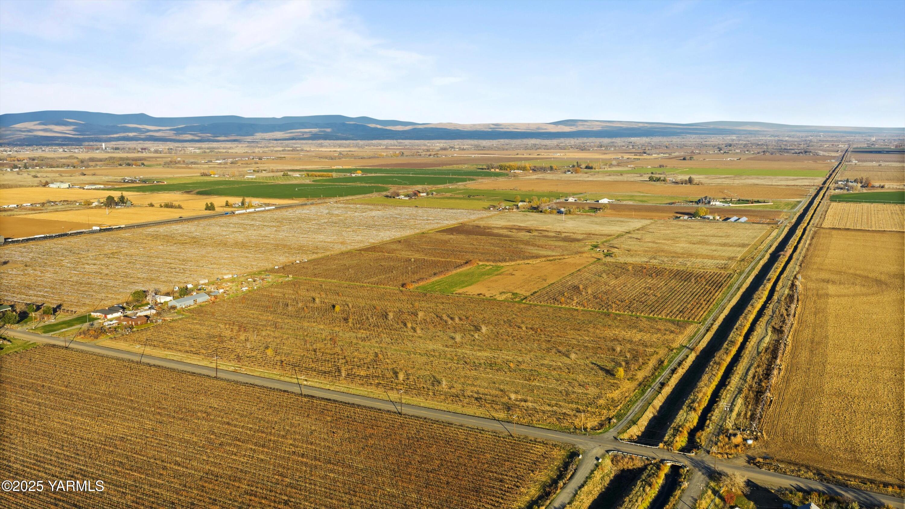 6263 Ashue Road Wapato, WA 98951 - Photo 5 of 9 a view of an ocean