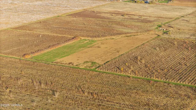 a view of an outdoor space