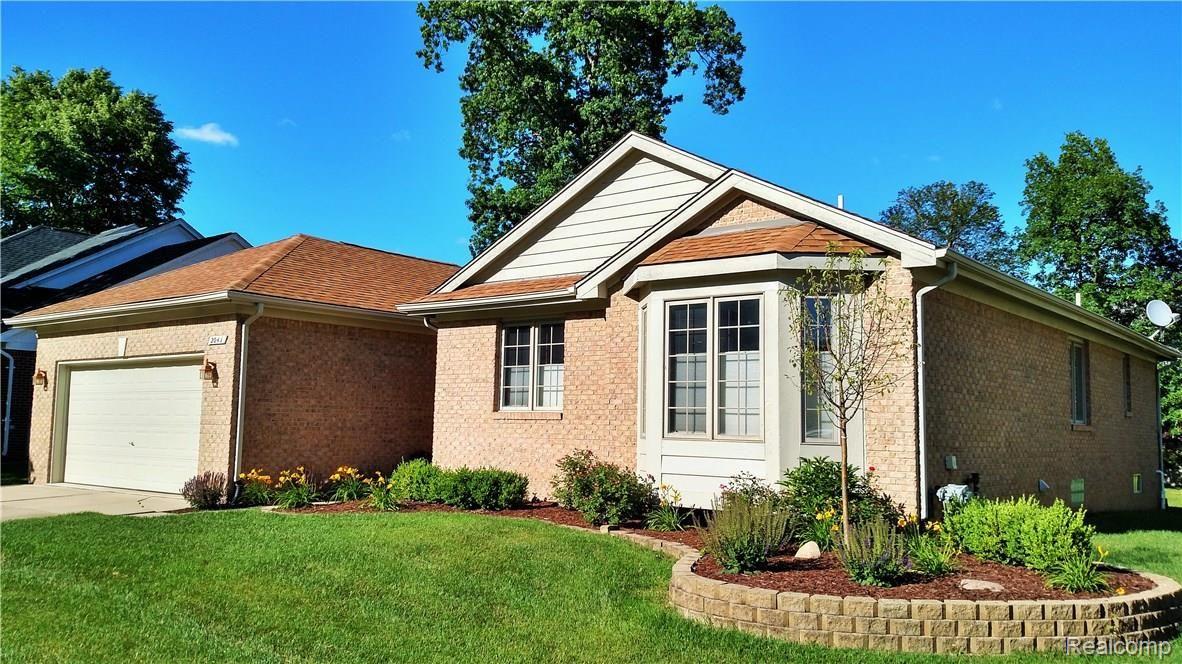2041 Roundtree Rochester, MI 48307 - Photo 1 of 37 IMG_20170618_181143130_HDR (2).jpg