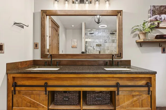 a view of livingroom with furniture and ceiling fan