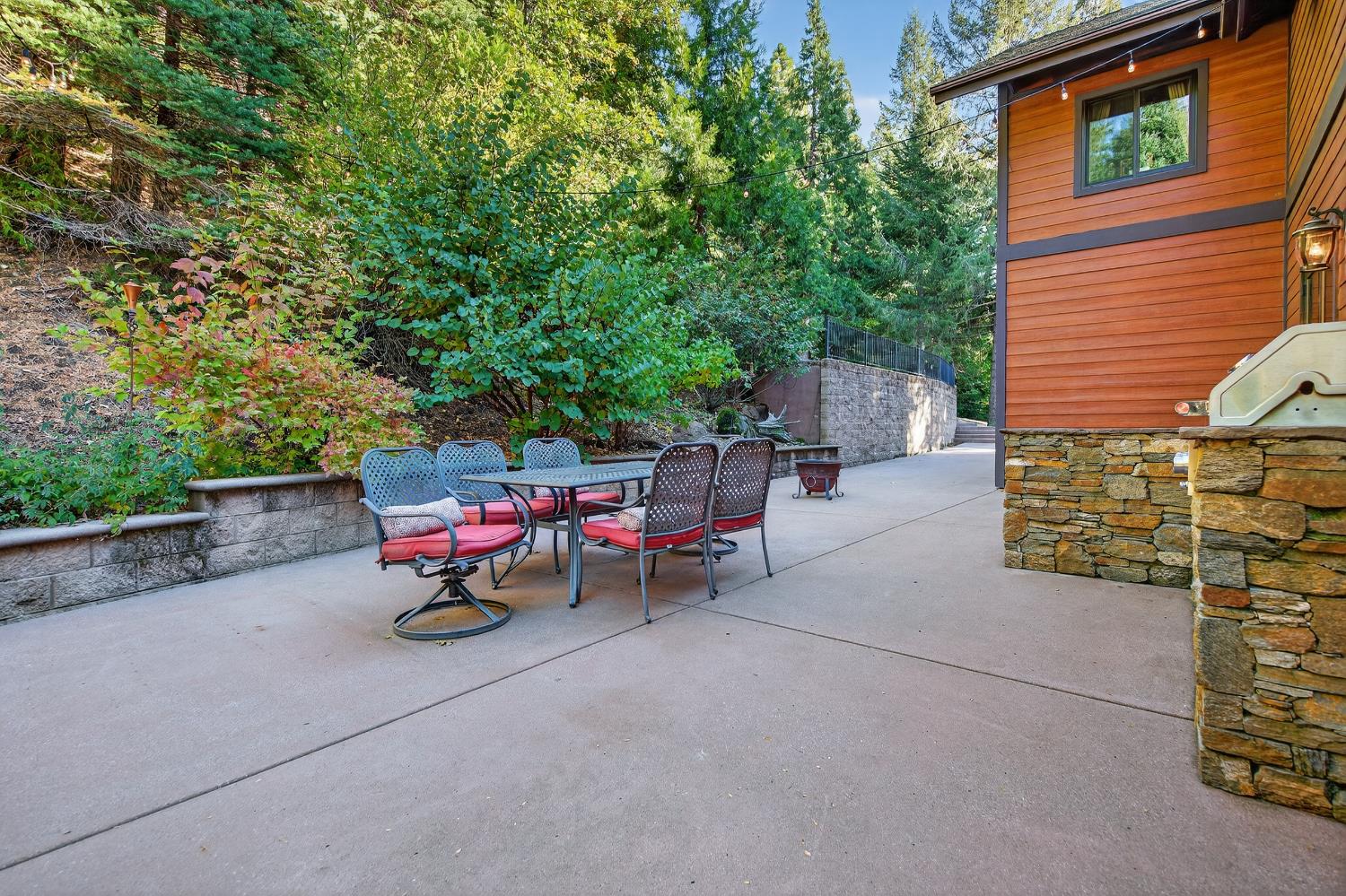 11234 Valencia Road Nevada City, CA 95959 - Photo 50 of 62 a view of a backyard with a table and chairs