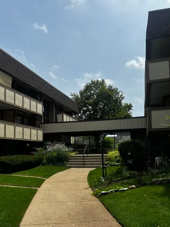 $175,000 | 437 Cavalier Court, Unit 111, West Dundee, IL 60118