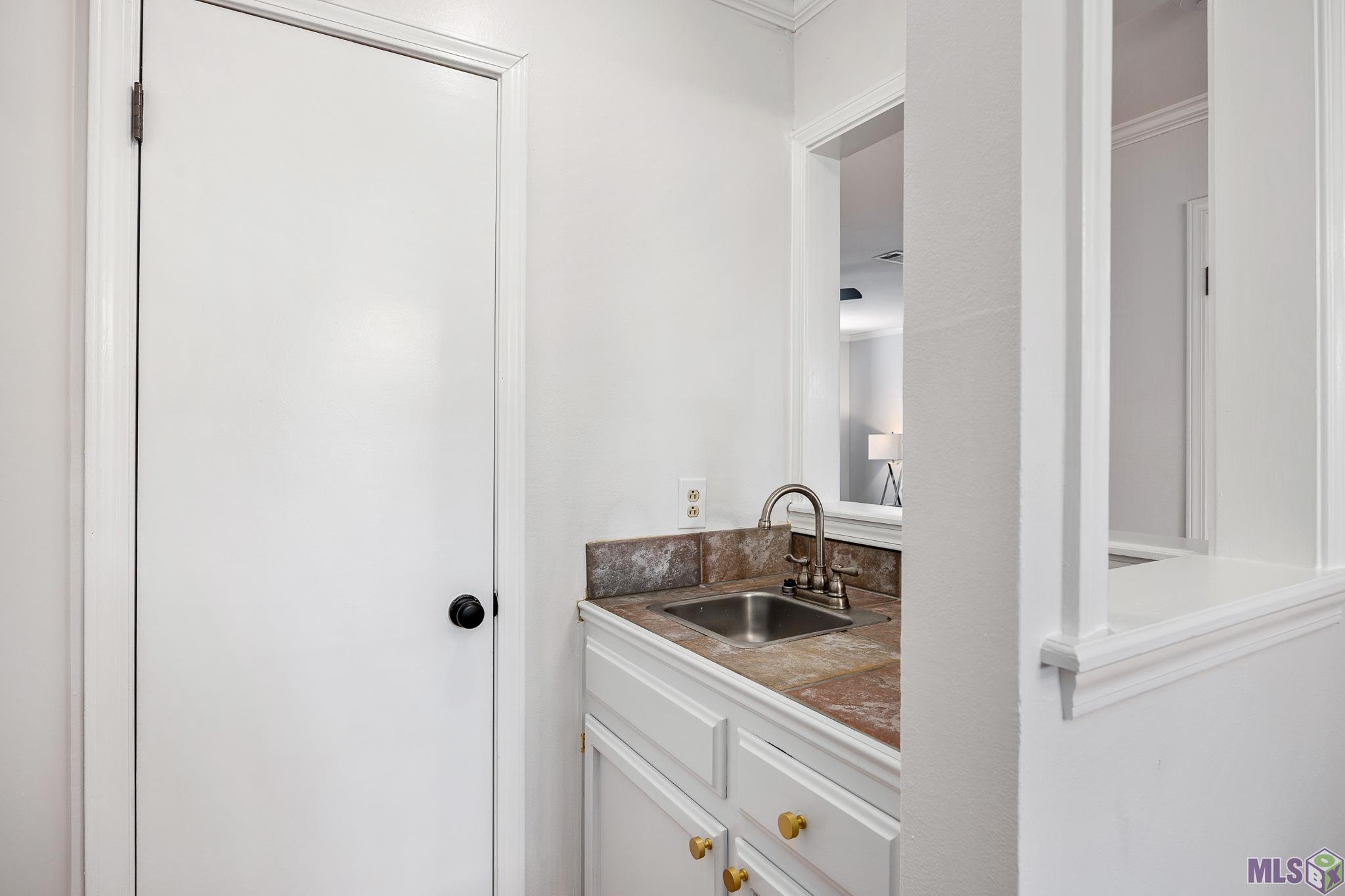 948 Ridgepoint Court, Unit 11B Baton Rouge, LA 70810 - Photo 12 of 18 Downstairs Half Bath