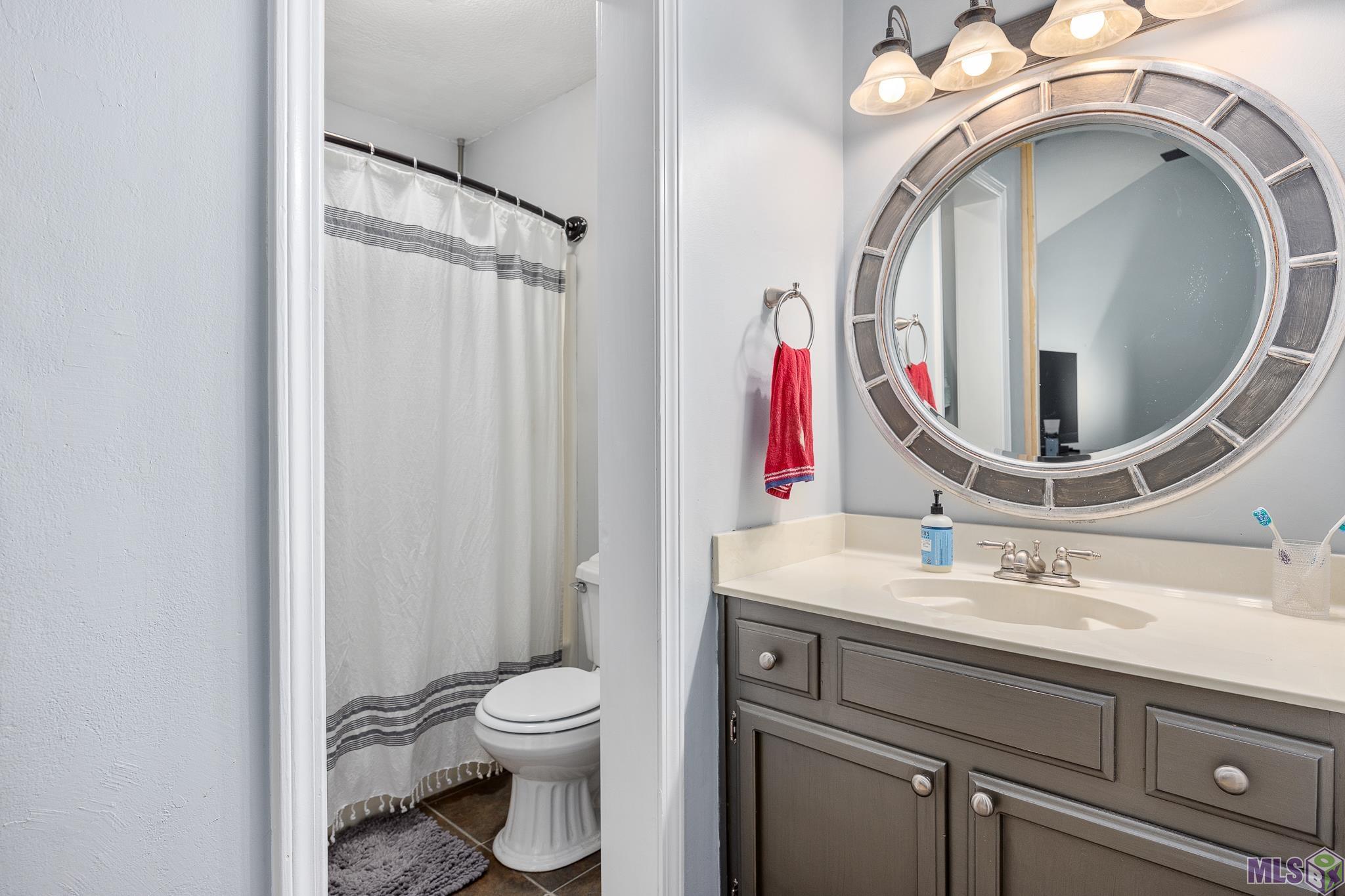 948 Ridgepoint Court, Unit 11B Baton Rouge, LA 70810 - Photo 18 of 19 Bedroom #2's Bathroom