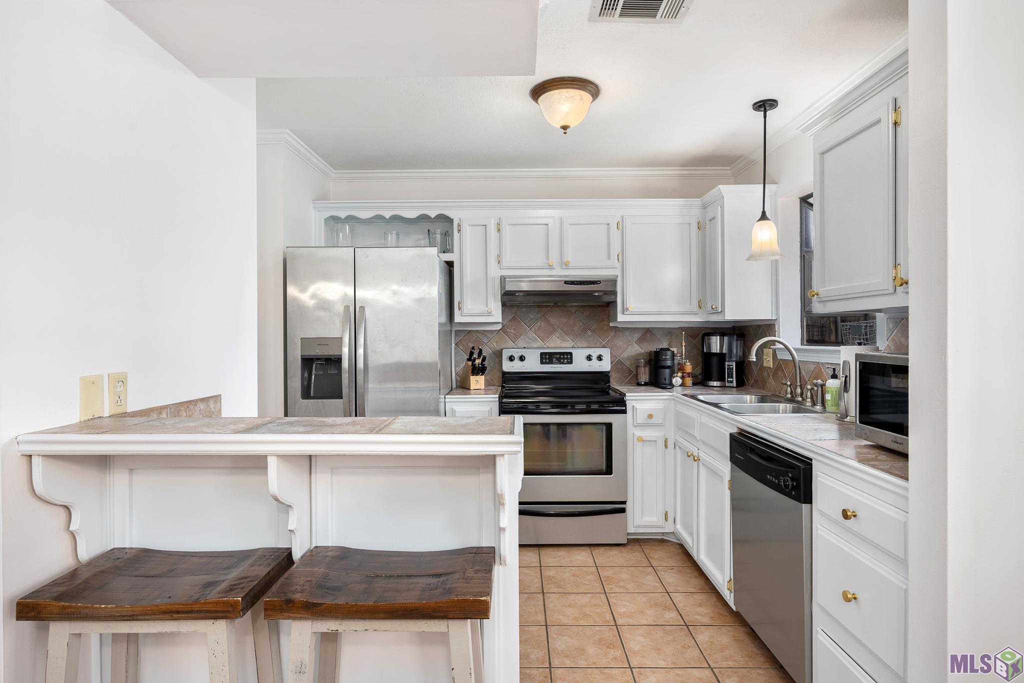 948 Ridgepoint Court, Unit 11B Baton Rouge, LA 70810 - Photo 8 of 19 Kitchen
