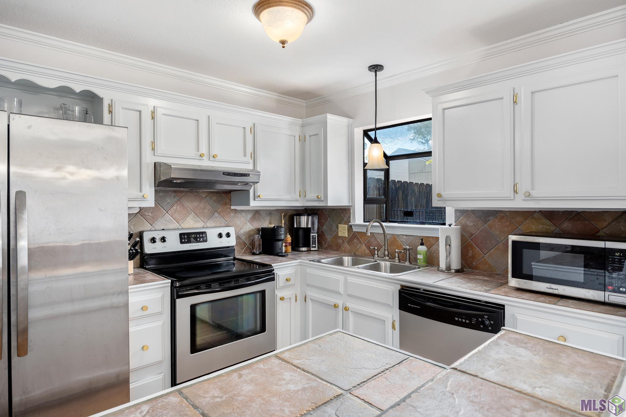 948 Ridgepoint Court, Unit 11B Baton Rouge, LA 70810 - Photo 10 of 19 Stainless Steel Appliances