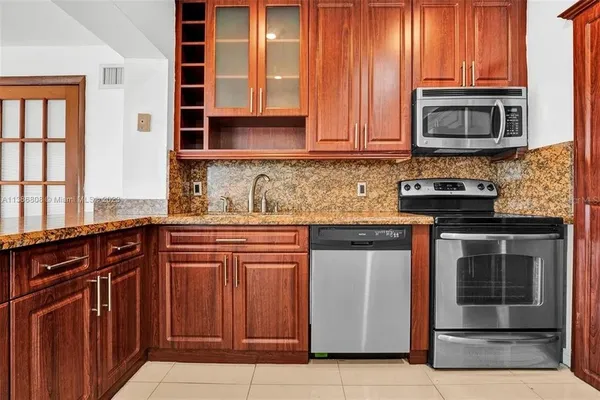 $4,400 | 437 Swan Avenue, Miami, FL 33166