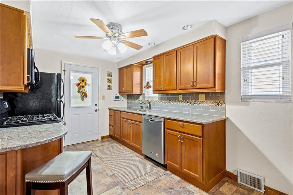 5330 Blossom Road Pittsburgh, PA 15236 - Photo 9 of 25 Gallery Image 9