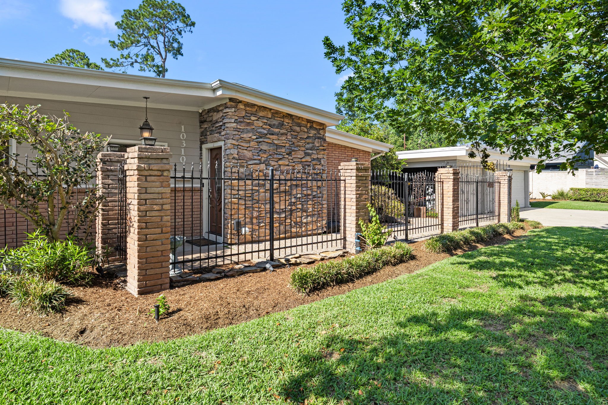 10310 Mayfield Road Houston, TX 77043 - Photo 2 of 49 Entry has secure front gate